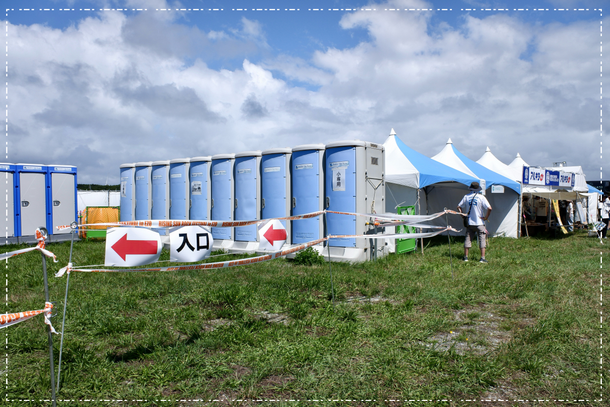 今年のトイレは全部入り口と出口が分けられていた