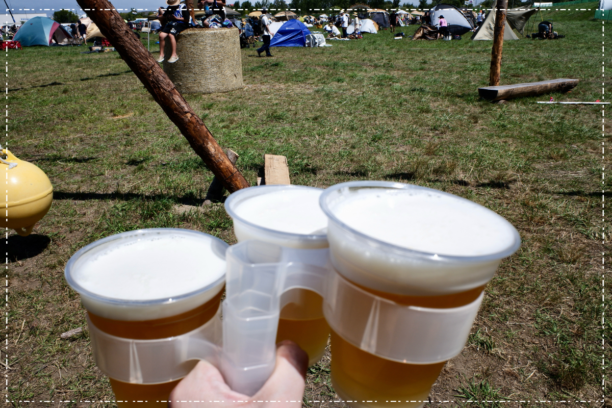 片手でビールを３つ持てるよ！