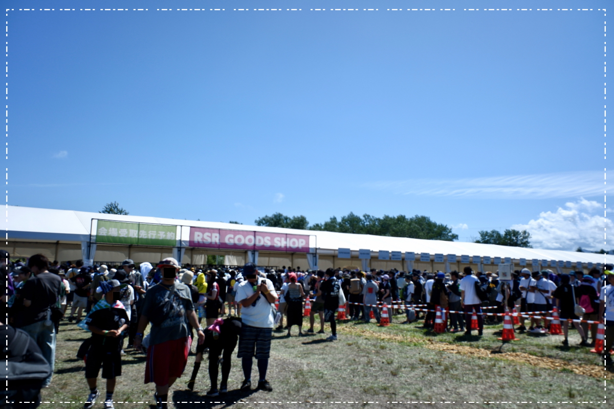 日陰無いのにみんな並んでる