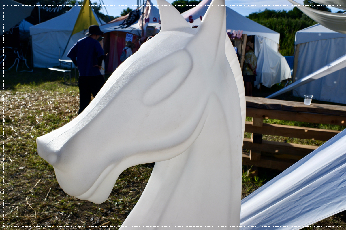 夜になると光る馬