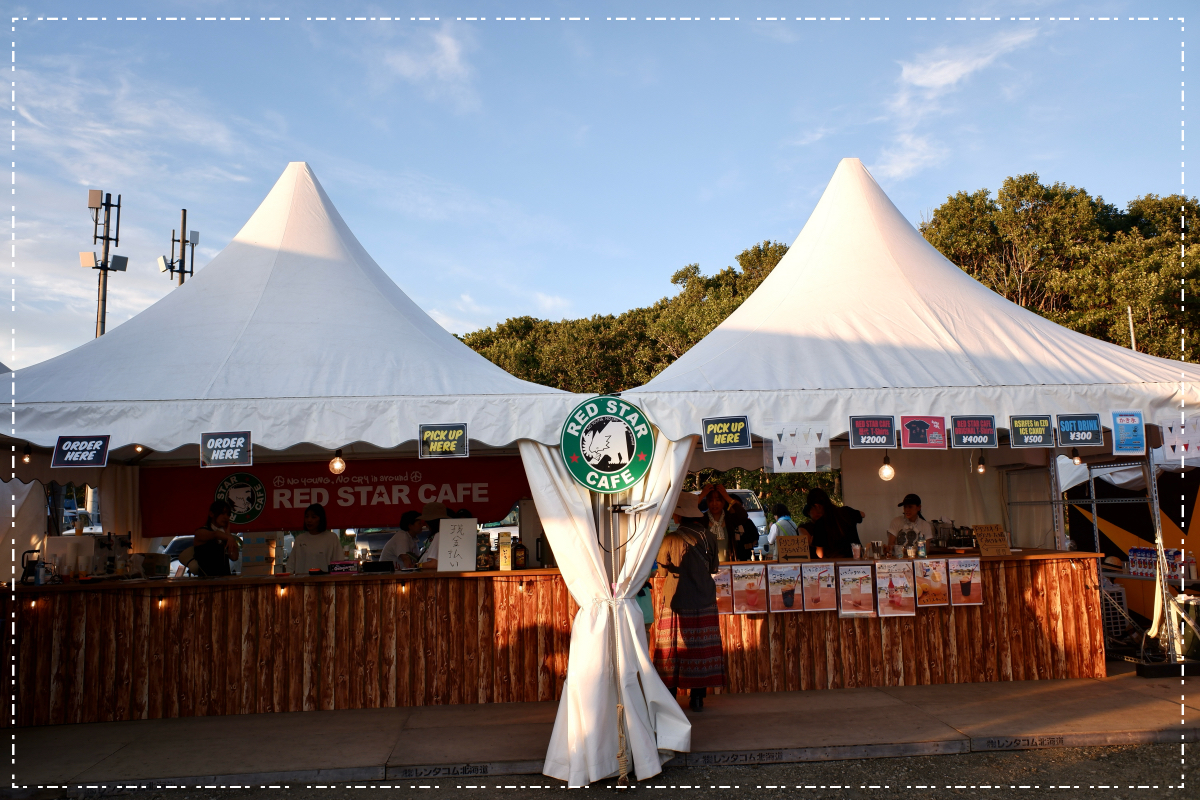 夕焼けに照らされるRED STAR CAFE