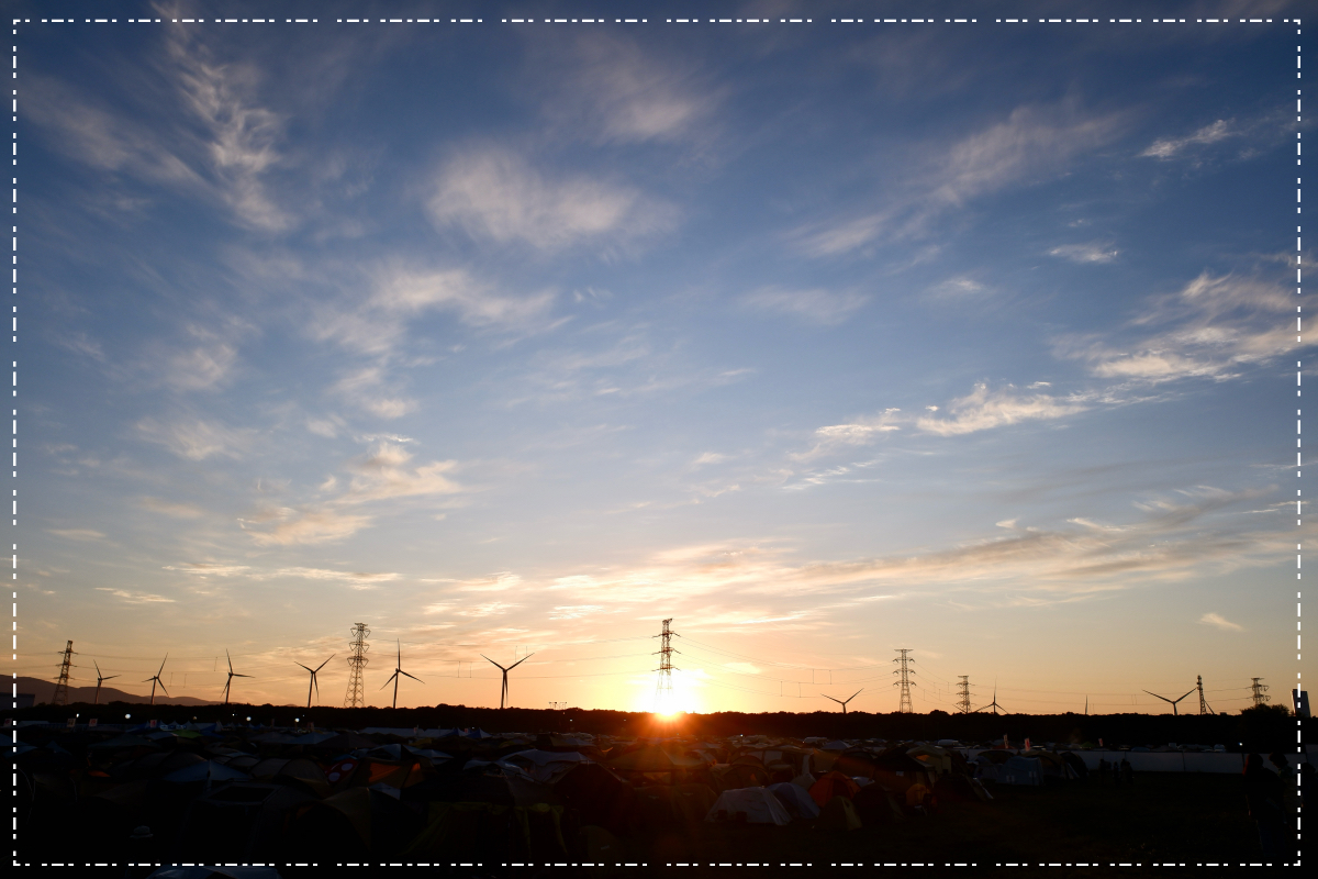 鉄塔の向こうに夕陽