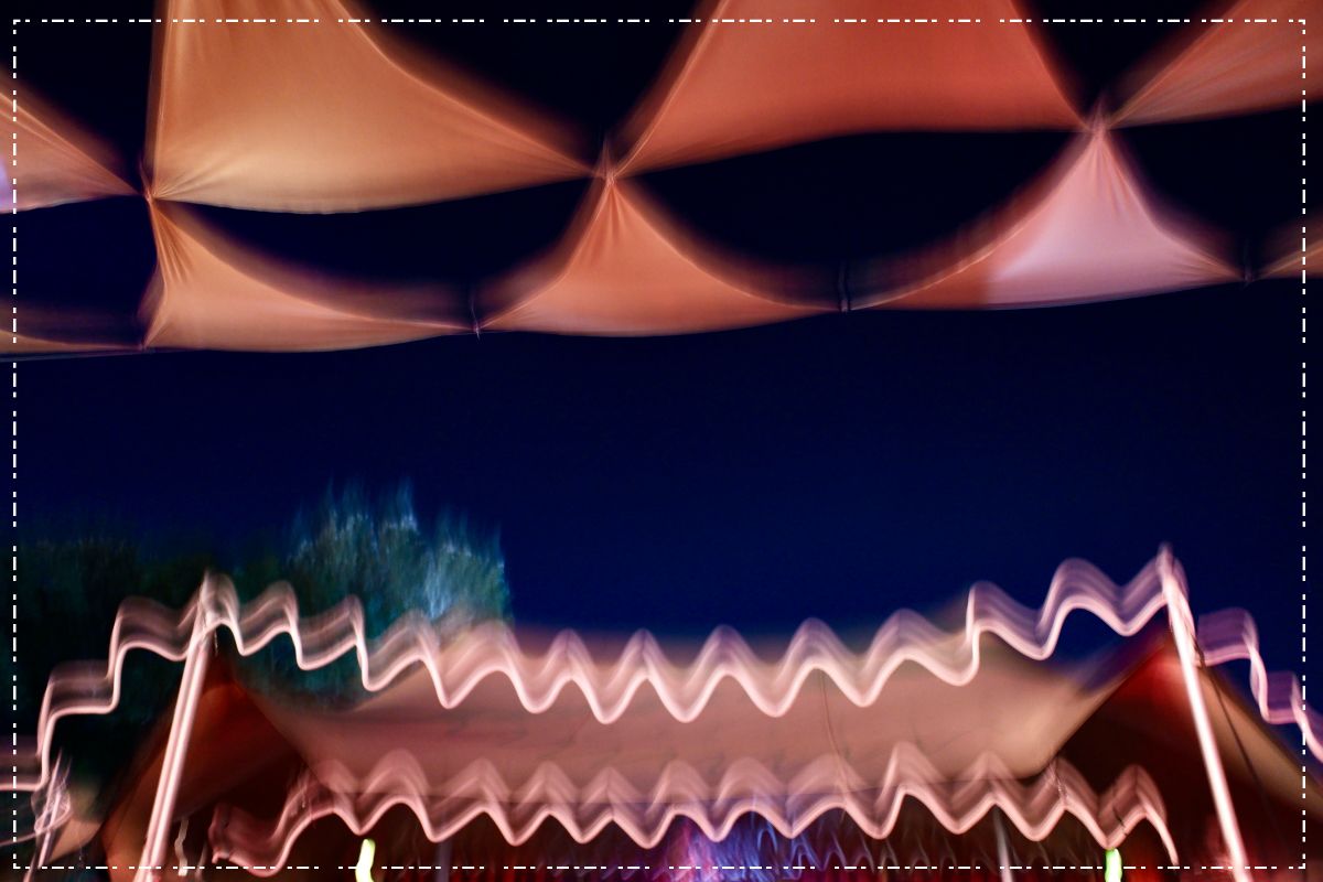 夜のブレた三角屋根