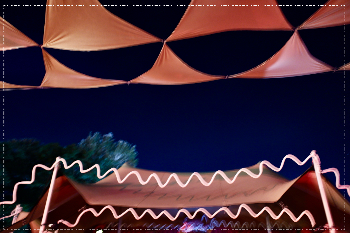 夜のピントの合ったた三角屋根