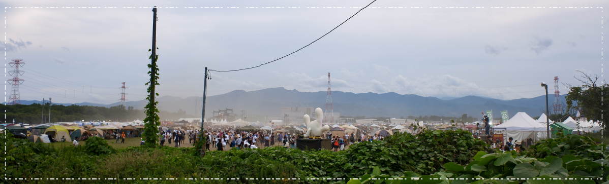 遠くから見ると砂埃がスンゴイ