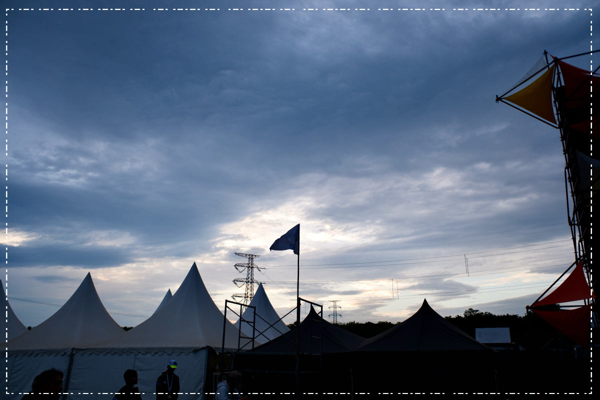 空が白みはじめる