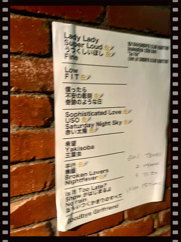 超ブレブレだけど、大量に貼られてたセットリスト
