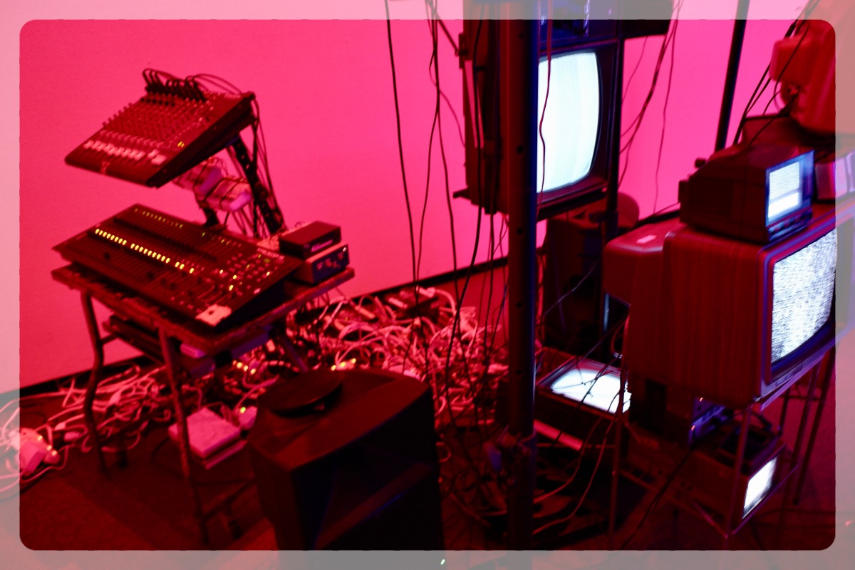 真っ赤な部屋に配置されたノイズメーカー 真っ赤な部屋に配置されたノイズメーカー