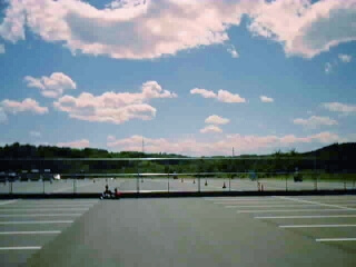 駐車場の向こうはやっぱり山の図