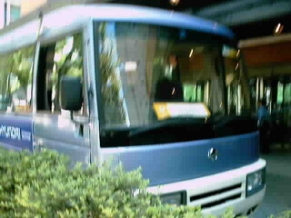 ��Ԃ�i���j�Ńt�����g�Ɍf����ꂽ�v���[�g���ǂ߂Ȃ��o�X�̐}