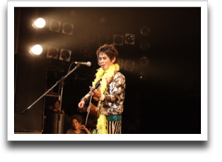 ギターを弾く清志郎