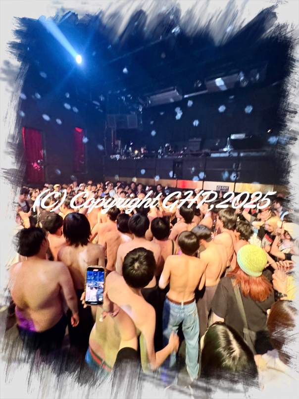 ちょうどピントが合ってなかったので、顔にモザイク無くても良さそう